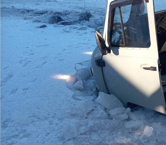 В Бурятии в ледяной плен попали «УАЗ» и грузовик