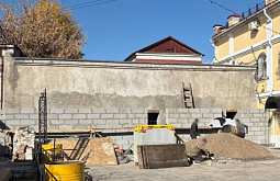 В центре Улан-Удэ снесли незаконно возведённую стену 