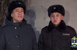 В Бурятии полицейские спасли мужчину из горящего дома