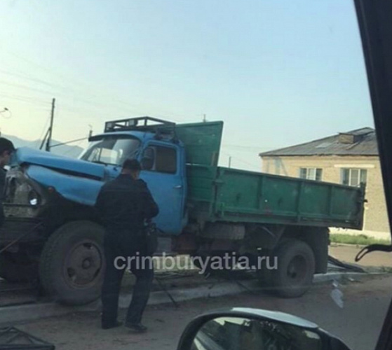 В Бурятии пьяный водитель грузовика въехал в ограждение и убежал 