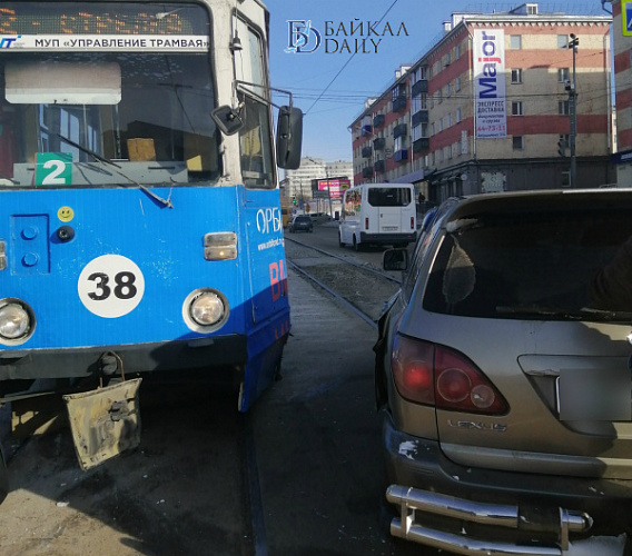 В Улан-Удэ столкнулись «Лексус» и трамвай 