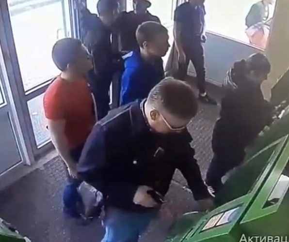 В Иркутске разыскивают мужчин, укравших документы с банкомата 