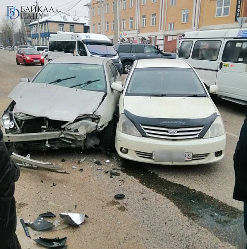 В центре Улан-Удэ «Тойоты» побило в ДТП