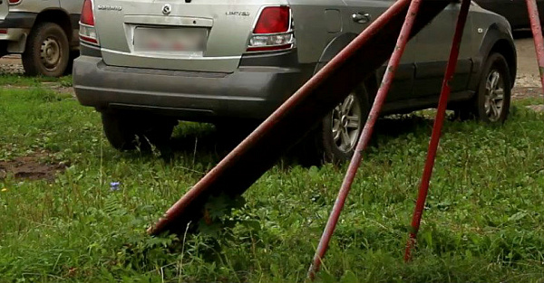 В Бурятии хотят ввести штрафы за парковку на газонах и детских площадках 