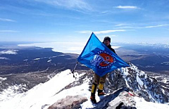 Сотрудник МЧС из Бурятии развернул на Мунку-Сардык флаг гражданской обороны 