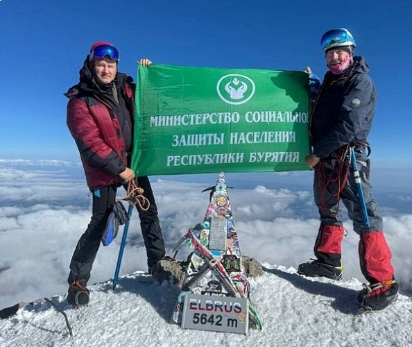 Флаг бурятского министерства водрузили на вершину Эльбруса 