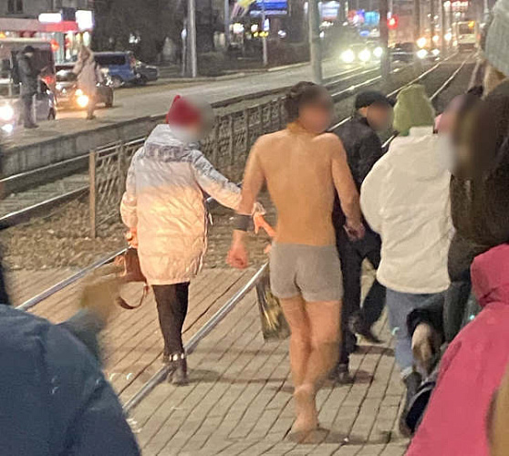 В Улан-Удэ по улицам разгуливал полуголый мужчина