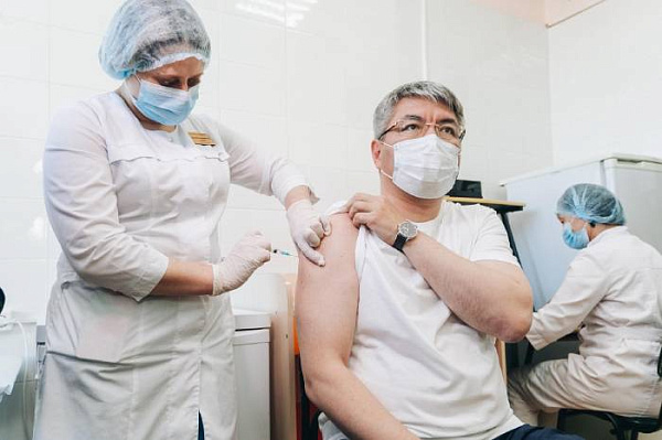 Дети главы Бурятии вакцинировались от коронавируса 