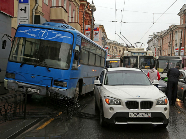 Авария маршрутки курск курчатов. Перекресток на улице суворова пенза. Автобус на невском. Авария в череповце вчера. Автобус выехал на тротуар.