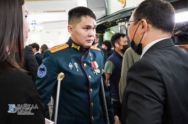 Қисық брюнетка қара тері адамды трахает