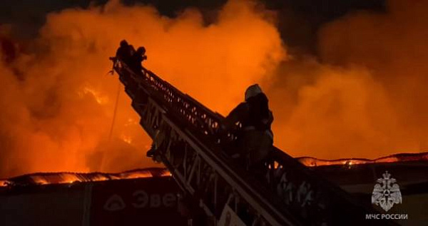 Улан-Удэ встал в огромных пробках из-за мощного пожара в ТЦ «Гвоздь» 