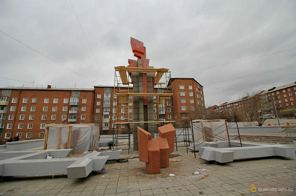 В Улан-Удэ ремонтируют 10-метровый факел 