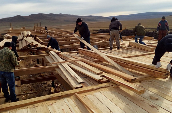 Три сотрудника минсельхоза Забайкалья бесплатно строят чабанскую стоянку