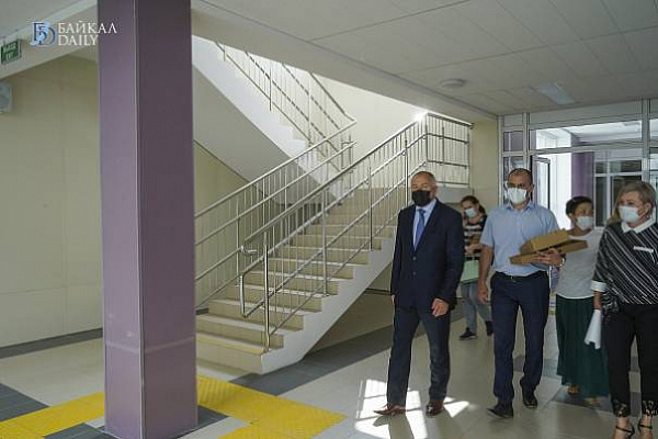 Зампред правительства Бурятии поручил заменить плитку в новой школе