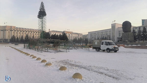 Ёлку в центре Улан-Удэ начали украшать соснами 