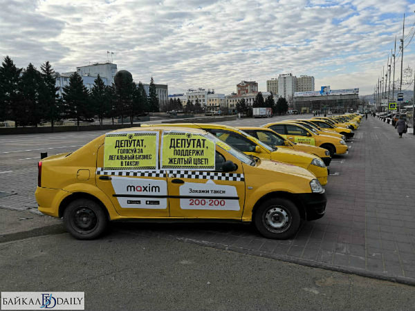В Улан-Удэ таксисты устроили протест на площади Советов 