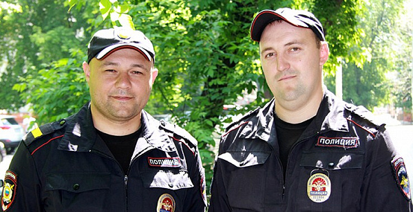 Двух полицейских из Иркутска наградили за спасение мужчины из горящей машины 