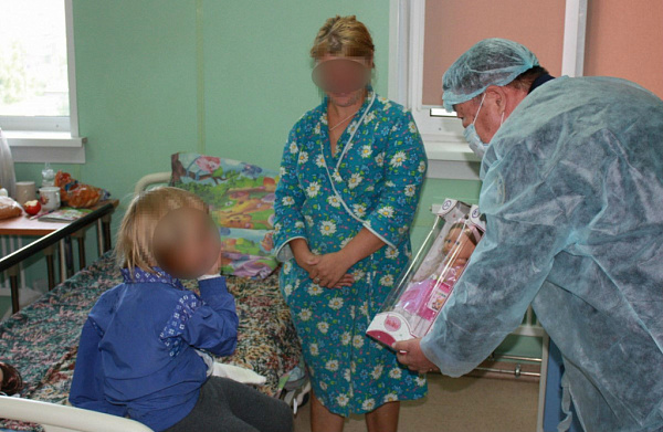 В Бурятии следователи подарили девочке с отрубленными пальцами куклу 