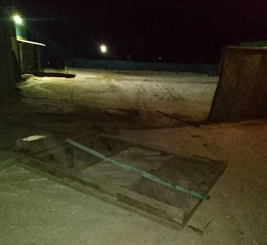В Бурятии пьяные мужчины на грузовике выбили ворота гостиницы 