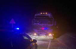 В Иркутской области автоинспекторы помогли водителю фуры, попавшему в беду в мороз