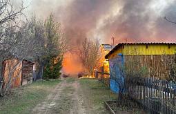 В Иркутской области на крупном пожаре в садоводстве сгорели 90 домов и построек 