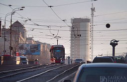 В Улан-Удэ у пенсионера украли телефон в трамвае