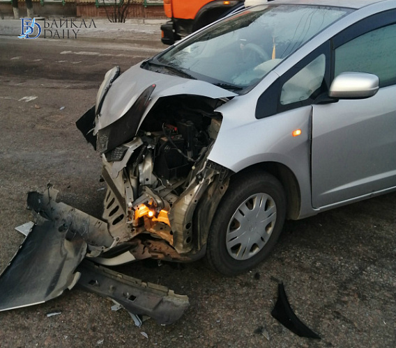 Улан-удэнка разбила машину в столкновении с маршруткой 