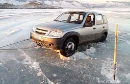 На Байкале два автомобиля оказались в промоине 