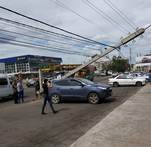 В Улан-Удэ на иномарку рухнул столб 