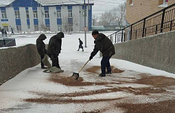 В Улан-Удэ продолжают подсыпать лестницы и тротуары
