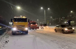 На подъёмах в Улан-Удэ на помощь водителям приходят тягачи 