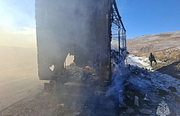 В Забайкалье на трассе сгорела фура с грузом