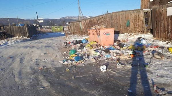 если человек провалился в полынью. что делать если вы провалились под лед. асфальт вокруг люка. машина провалилась землетрясение. что делать если вы провалились под лед картинки.