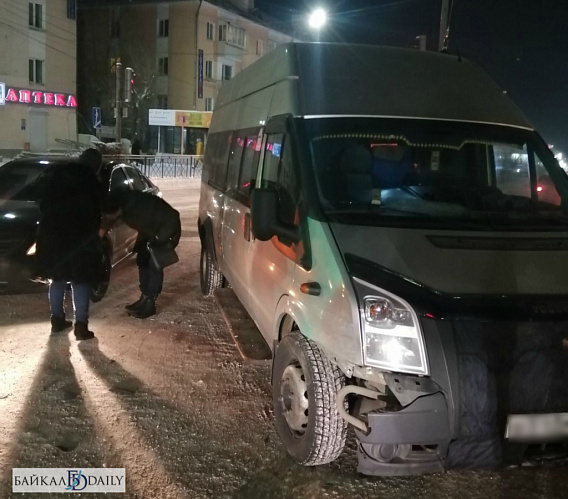 В Улан-Удэ беременная женщина-водитель врезалась в микроавтобус