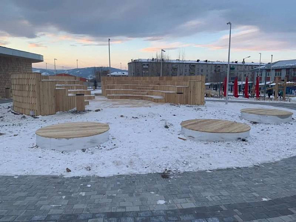 В Бурятии продолжается обсуждение сквера с красными гамаками 