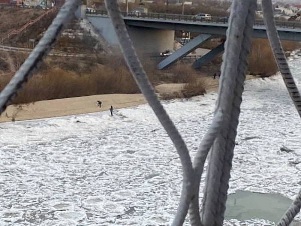 В Улан-Удэ дети гуляли по неокрепшему льду 