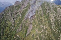 В Бурятии авиапожарные потушили пожар на отвесных скалах 