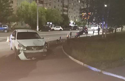 В Братске мотоцикл после столкновения с двумя машинами повис на ограждении