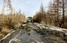 На севере Бурятии борются с наледными водами на дороге 