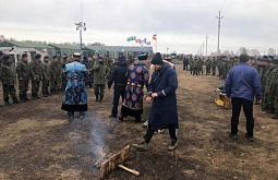 Усть-Ордынские шаманы вручили обереги мобилизованным землякам