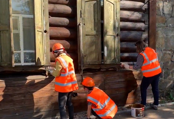 В Улан-Удэ волонтёры отремонтировали фасады исторических зданий