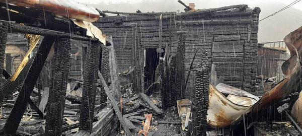В Бурятии семья выбралась из горящего дома через окно 