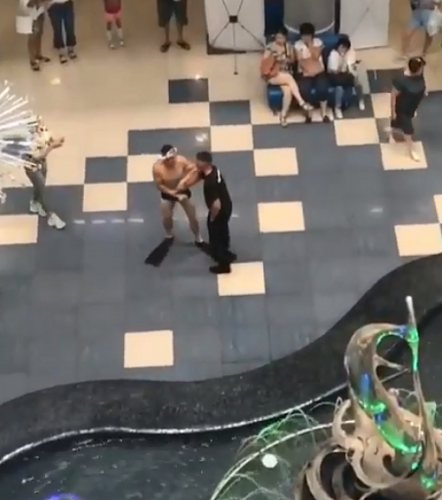 В Улан-Удэ мужчина искупался в фонтане в торговом центре 