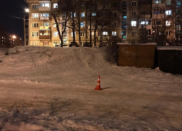 В Иркутске пятилетняя девочка попала под машину, катаясь с горки 