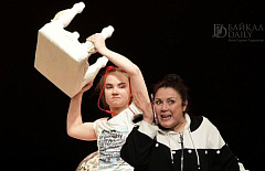 В Русском драмтеатре представили премьеру спектакля «При чужих свечах»