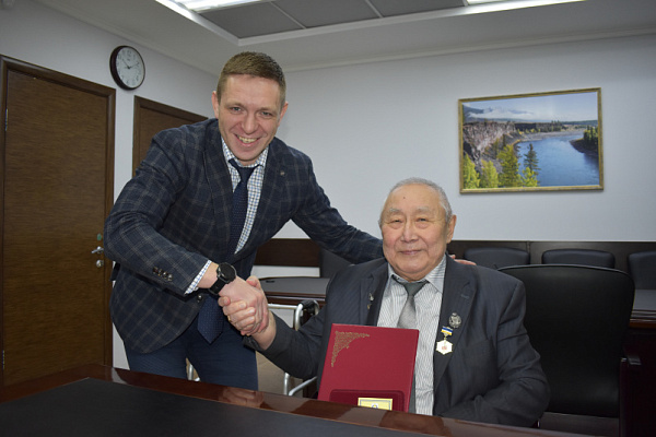 В Бурятии заслуженного энергетика наградили медалью