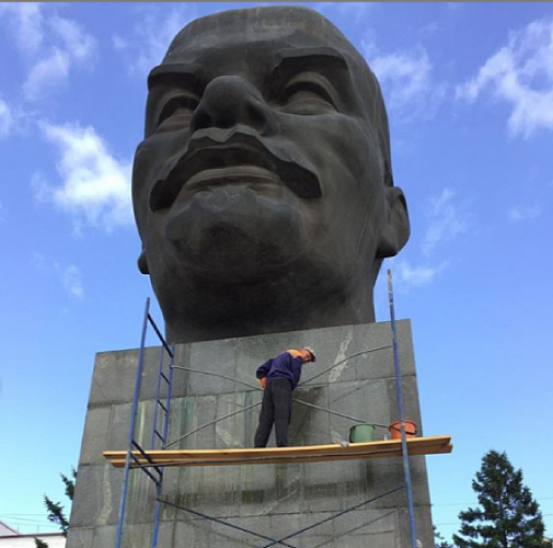 В Улан-Удэ на площади Советов помыли памятник Ленину