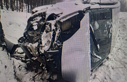 В Забайкалье Toyota Prius съехала с трассы и опрокинулась на бок 