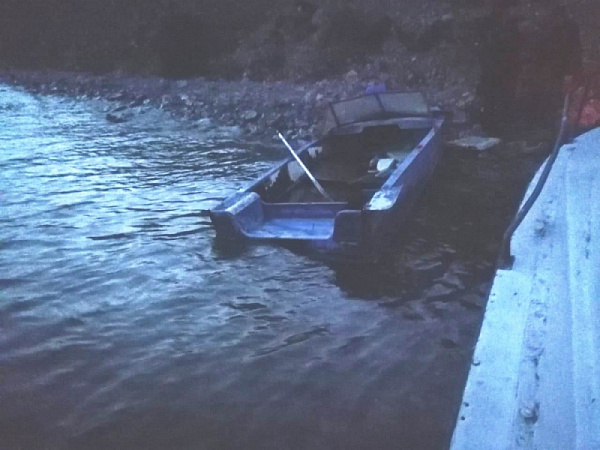 На Байкале двое мужчин упали за борт лодки 