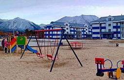 В Бурятии построили детскую площадку на фоне гор 